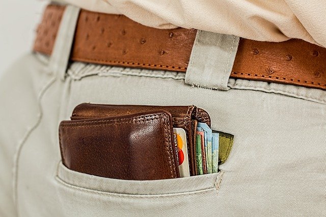 Imagem de bolso traseiro de calça masculina com carteira a mostra