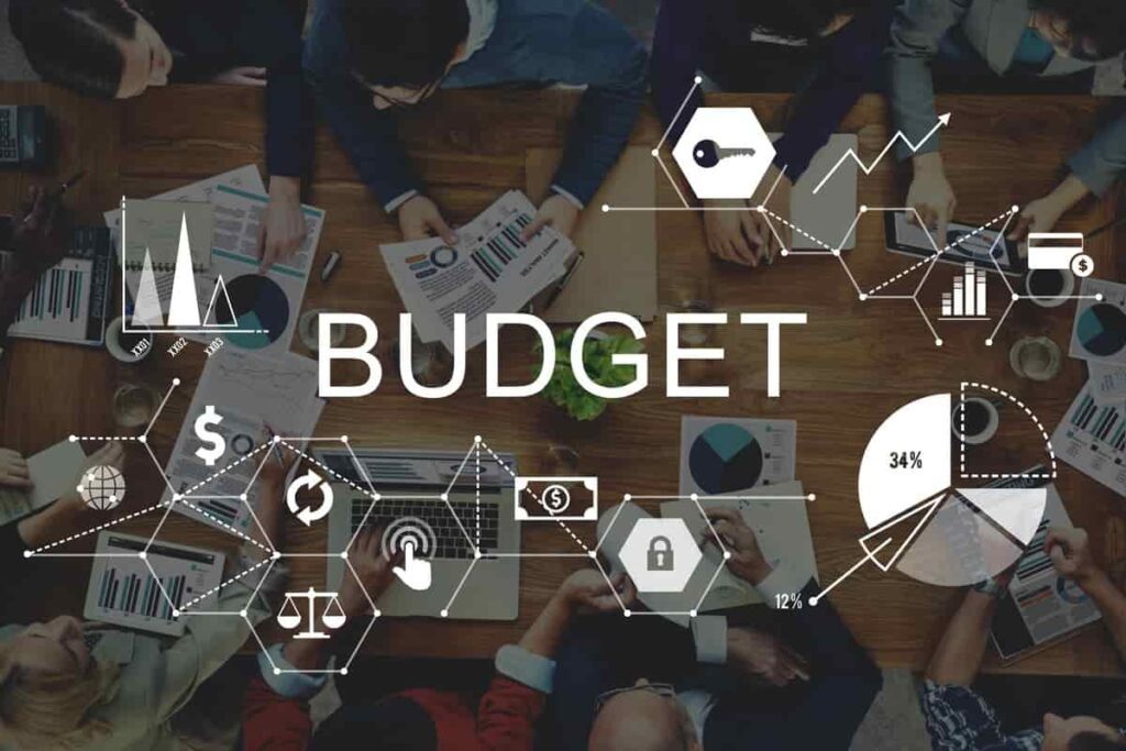 Imagem de equipe trabalhando e definindo o orçamento